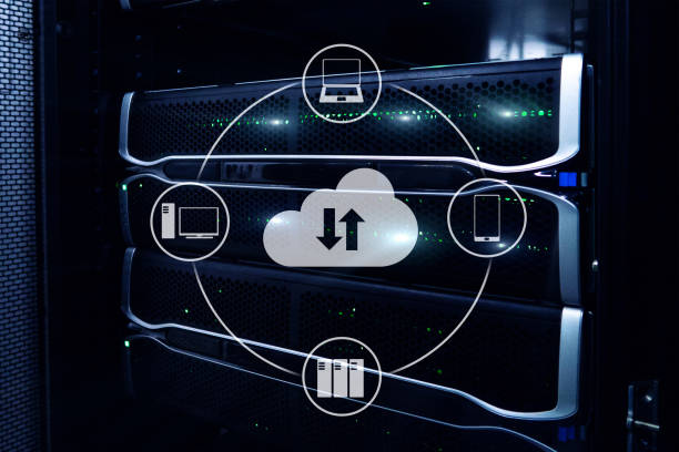 Иконки облачных вычислений, размещенные на серверной стойке.