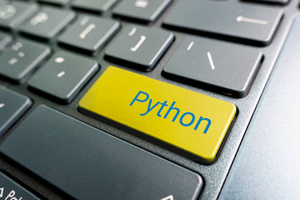 Крупный план клавиатуры с желтой клавишей с надписью "Python".